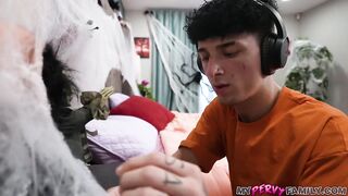 MyPervyFamily – Gigi Dior – Stepmom Gets A Spooky Surprise And Squirts